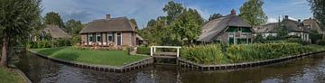 Panorama van gracht met boerderijen in waterdorp Giethoorn van Albert Brunsting