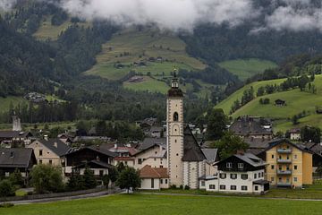 Dorfansicht von Döllach mit tief hängenden Wolken von Sander Groenendijk