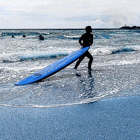 Surfer in blue van Els Broers