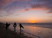 Surfers tijdens zonsondergang van Mirakels Kiekje thumbnail