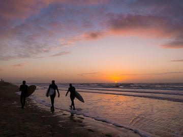 Board Surfers at Sunset at sea by Mirakels Kiekje
