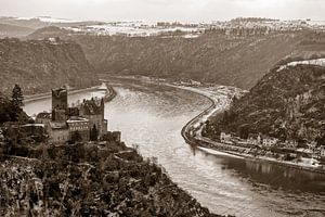 Burg Katz am Rhein mit der Lorelei im Hintergrund