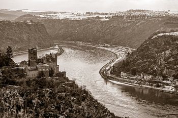 Burg Katz am Rhein mit der Lorelei im Hintergrund