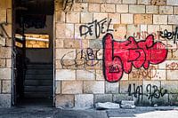 Ingang met graffiti van een verlaten zwembad