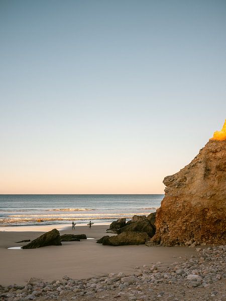 Surfer an der Algarve von Raisa Zwart Reisefotografiedrucke