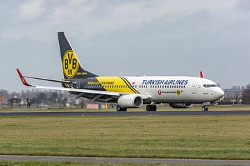 Een Boeing 737 van Turkish Airlines met Borussia Dortmund livery is geland op de Polderbaan. van Jaap van den Berg