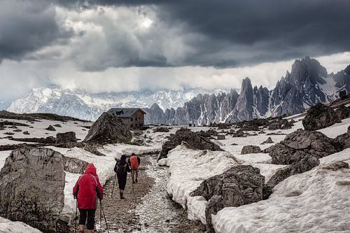 La promenade près de Tre Cime Di Lavaredo, Dolomites Italie