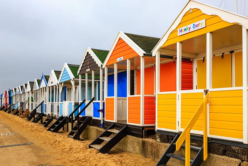Badhuisjes op het strand van Suffolk van resuimages