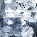Moderne abstracte organische vormen en lijnen in wit en blauw van Dina Dankers thumbnail