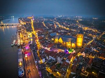 Kampen 's avonds zicht op de skyline aan de IJssel