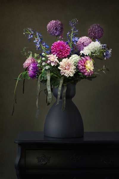 Stilleben eines bunten Blumenstraußes von Silvia Thiel