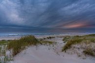 Texel strand  Paal 21 sombere zonsondergang van Texel360Fotografie Richard Heerschap thumbnail