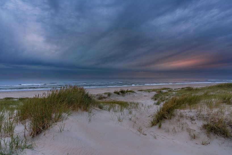 Texel strand  Paal 21 sombere zonsondergang van Texel360Fotografie Richard Heerschap