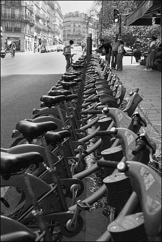 Fahrräder in Paris von Betty Heideman