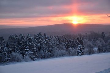Ein Sonnenaufgang an einem kalten Morgen von Claude Laprise