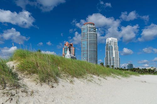 Verenigde Staten, Florida, Miami strand zandduinen met intens blauwe lucht en s