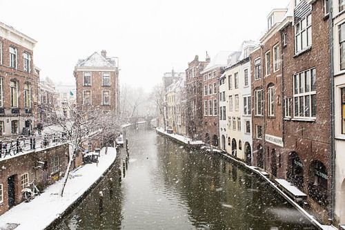Winter in Utrecht. De Lichte en Donkere Gaard gezien vanaf de Maartensbrug. van André Blom Fotografie Utrecht