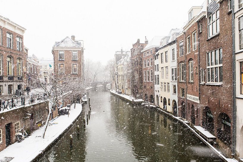 Winter in Utrecht. De Lichte en Donkere Gaard gezien vanaf de Maartensbrug. van André Blom Fotografie Utrecht