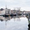 Vue du Oude Haven et du Galgewater avec ses maisons et bateaux traditionnels à Leyde, Pays-Bas sur Leoniek van der Vliet