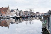 Vue du Oude Haven et du Galgewater avec ses maisons et bateaux traditionnels à Leyde, Pays-Bas