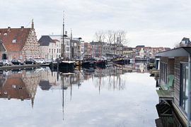 View of the Oude Haven and the Galgewater with traditional houses and boats in Leiden, the Netherlan by Leoniek van der Vliet