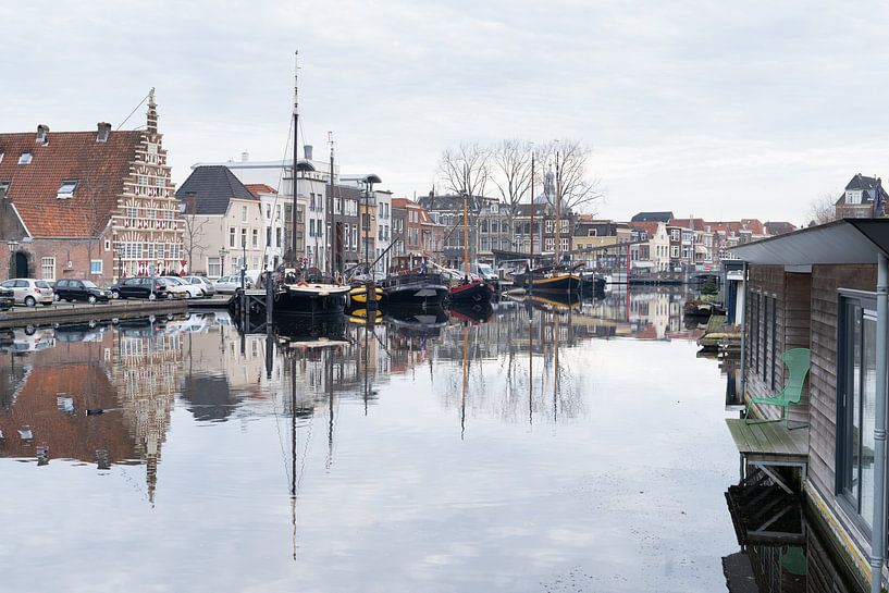 Zicht op de Oude Haven en het Galgewater met traditionele huizen en boten in Leiden, Nederland van Leoniek van der Vliet