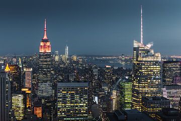 Lumières du soir Empire State Building à Manhattan, ville de New York sur Thea.Photo