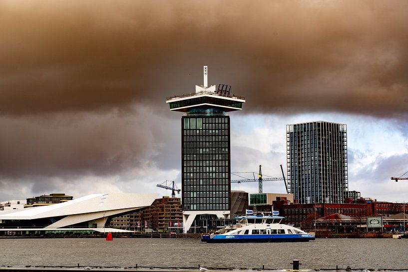 A'DAM-Aussichtsturm in Amsterdam bei dunklem Sonnenuntergang von John Ozguc