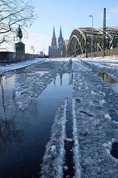 Dom van Keulen en Hohenzollernbrücke in de winter van Lensw0rld