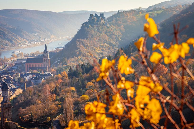 Oberwesel und die Burg Schönburg im Herbst, Mittelrhein van Christian Müringer