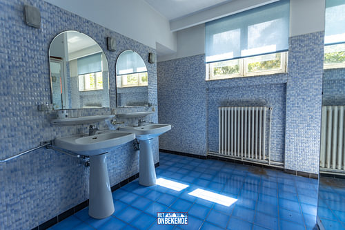 Blauwe badkamer.