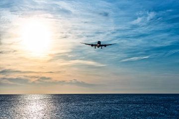 Vliegtuig nadert Bonaire van Michel Groen