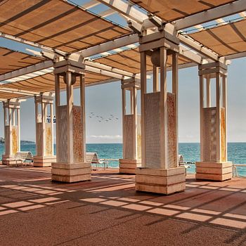 Blick auf den Boulevard von Nizza am Mittelmeer.....