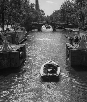 Boot vaart over de Amsterdamse grachten