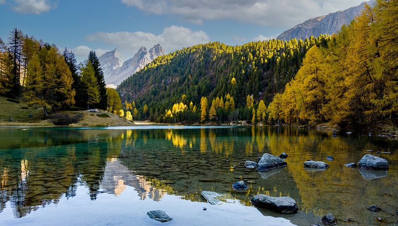 Mountain lake with autumn atmosphere by Manuel Gratl