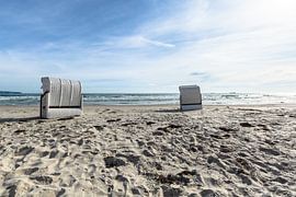 Chaises de plage blanches avec vue sur Sassnitz, Prora, Rügen