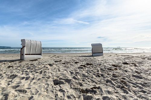 Witte strandstoelen met uitzicht op Sassnitz, Prora, Rügen