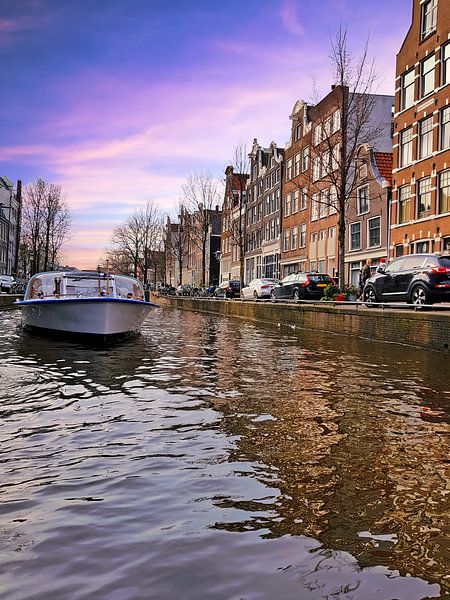 Varen op de grachten in Amsterdam bij zonsondergang by Eye on You