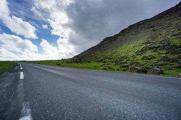 Islande - Montagne verte derrière une autoroute avec une voiture sur adventure-photos
