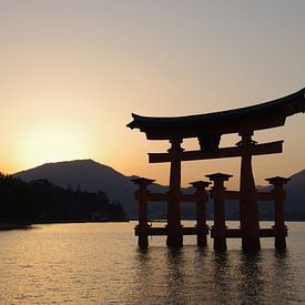 Coucher de soleil à Miyajima sur Astrid Meulenberg