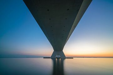 Zeelandbrug van onderen van Roelof Nijholt