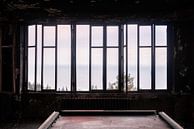 Verlassener dunkler Raum. von Roman Robroek – Fotos verlassener Gebäude Miniaturansicht