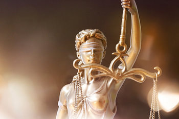 Nahaufnahme einer Justitia als Symbolbild für Recht, Gerechtigkeit usw.