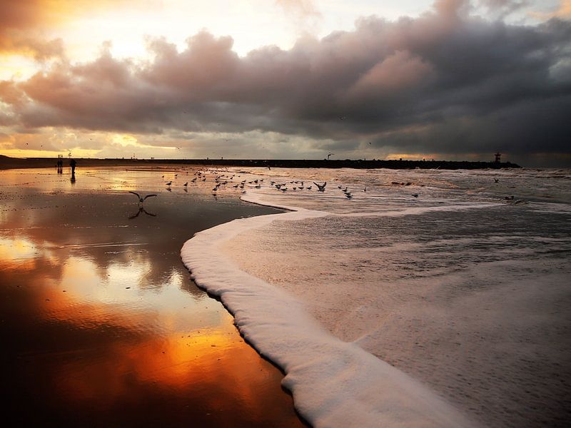 Zonsondergang op het strand van Scheveningen van Remco Gerritsen