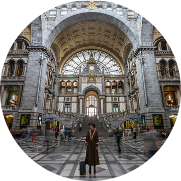 Lost in time (Station Antwerpen-Centraal) van Wil Crooymans
