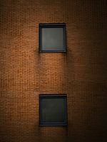 zwei Fenster, eine Wand