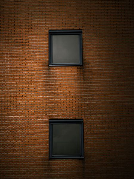 zwei Fenster, eine Wand von Britt Spee