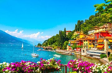 Bloemen in het dorp Varenna. Comomeer, Italië van Stefano Orazzini