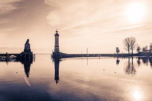 Bayerischer Löwe und Leuchtturm Hafen Linda am Bodensee in Bayern bei Sonnenuntergang Deutschland