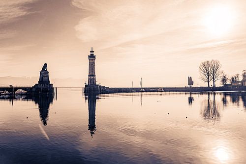 Beierse leeuw en vuurtoren Port Linda aan de Bodensee in Beieren bij zonsondergang Duitsland